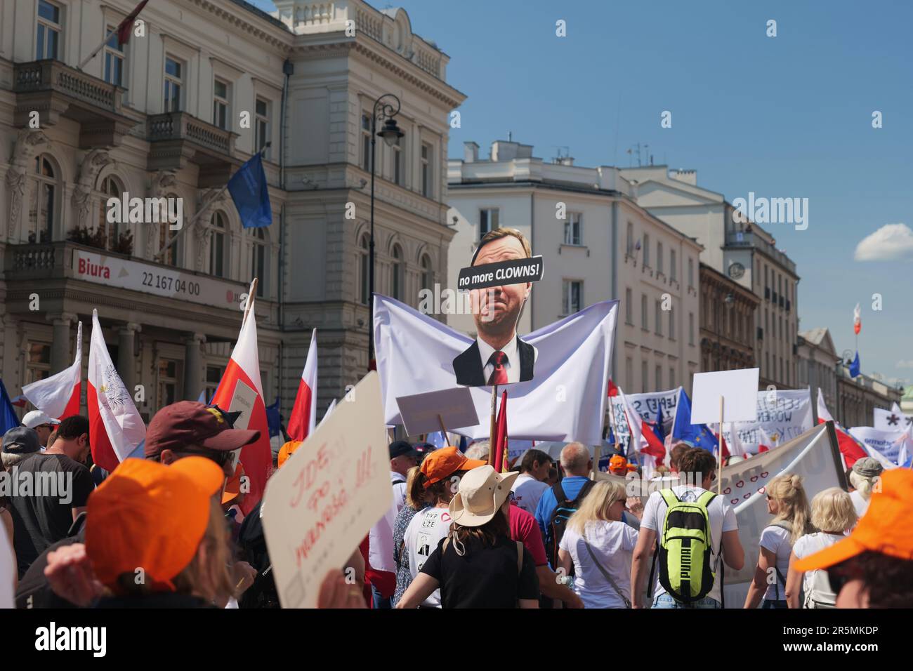 Les manifestations anti-pis (Parti droit et justice) marchent pour la démocratie en Pologne. Banque D'Images