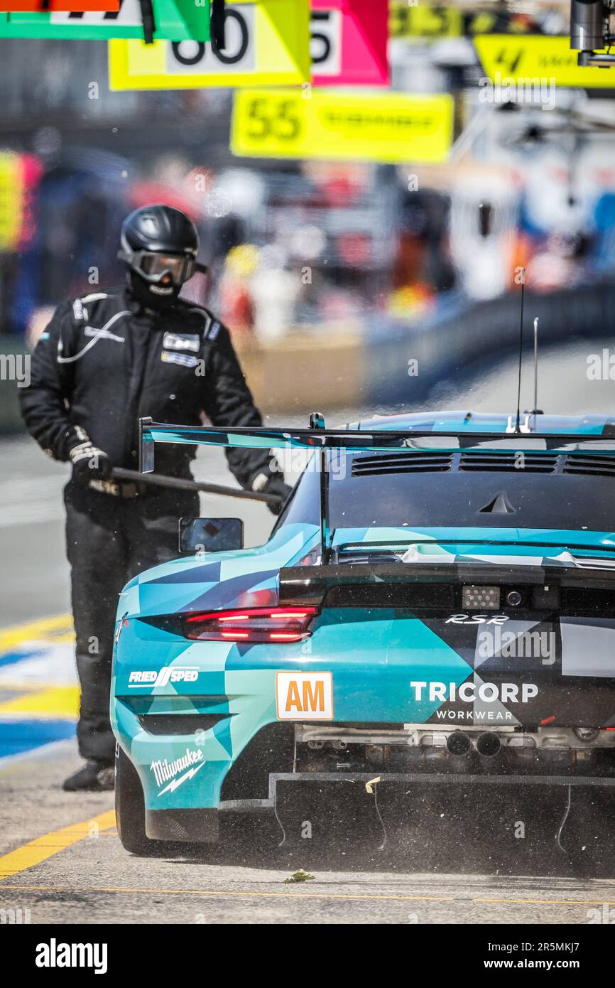 77 RIED Christien (ger), PEDERSEN Mikkel (dnk), ANDLAUER Julien (fra), Dempsey-Proton Racing, Porsche 911 RSR - 19, Pitlane, pendant la journée d'essai des 24 heures du Mans 2023 sur le circuit des 24 heures du Mans sur 4 juin 2023 au Mans, France - photo Frédéric le Floc'h / DPPI Banque D'Images