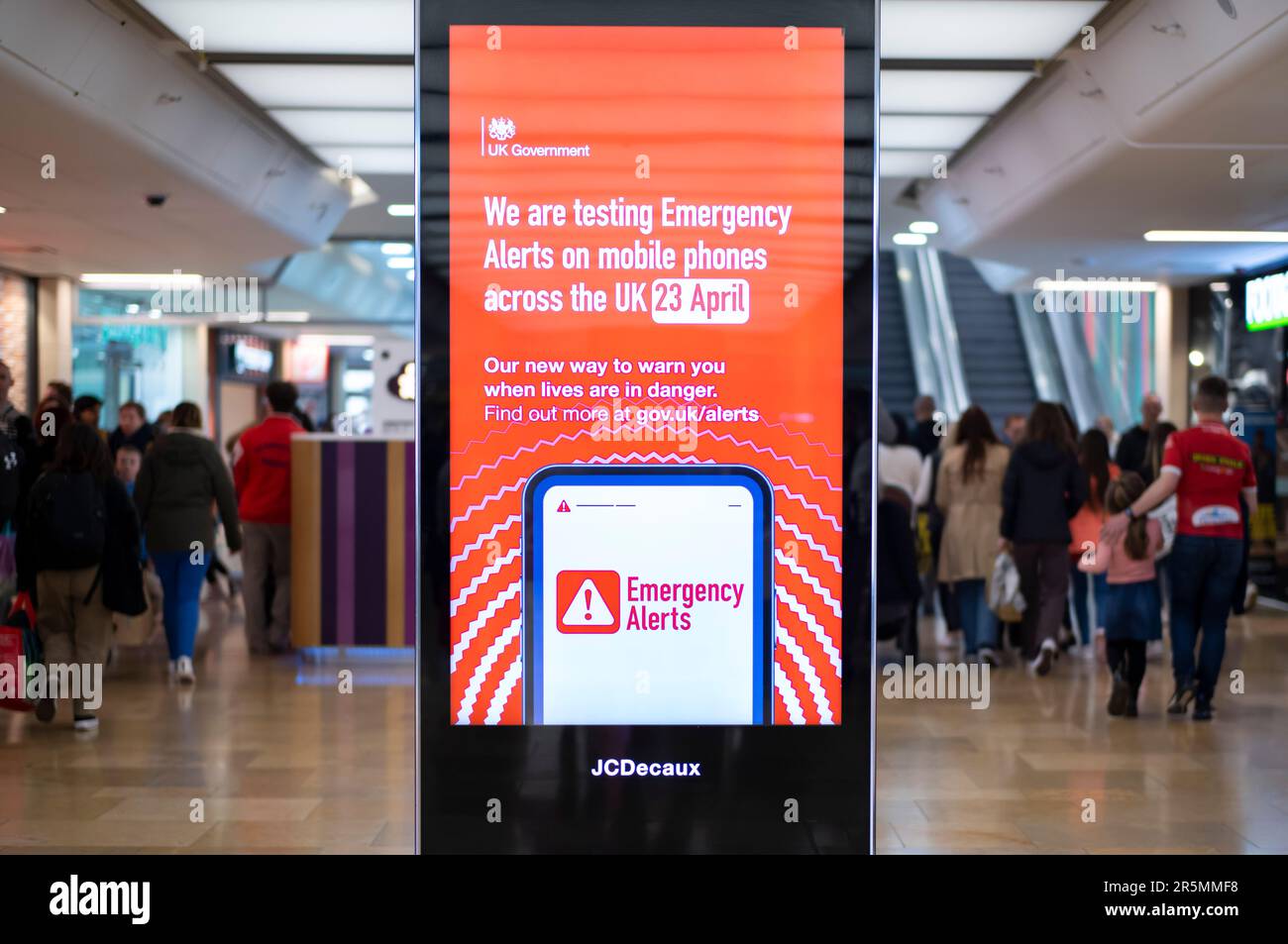 CARDIFF, PAYS DE GALLES - AVRIL 22 : un panneau à St. Le centre commercial de David avertissant d'un test d'alerte d'urgence du gouvernement qui sera envoyé aux téléphones mobiles sur Un Banque D'Images