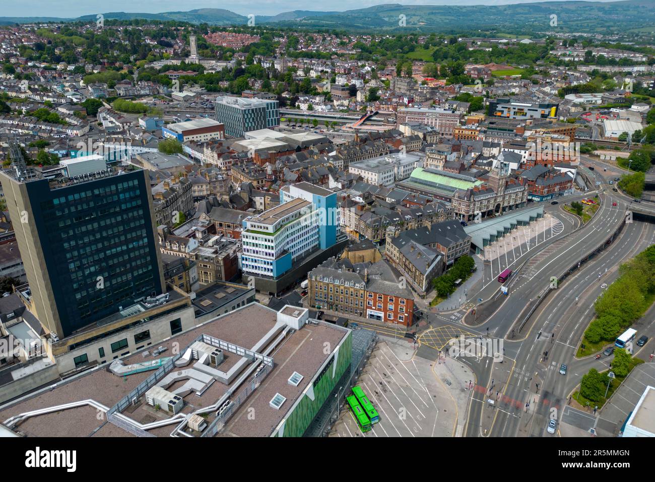 Vue aérienne de Newport, pays de Galles du Sud, avec marché de Newport, centre-ville et gare routière. Banque D'Images