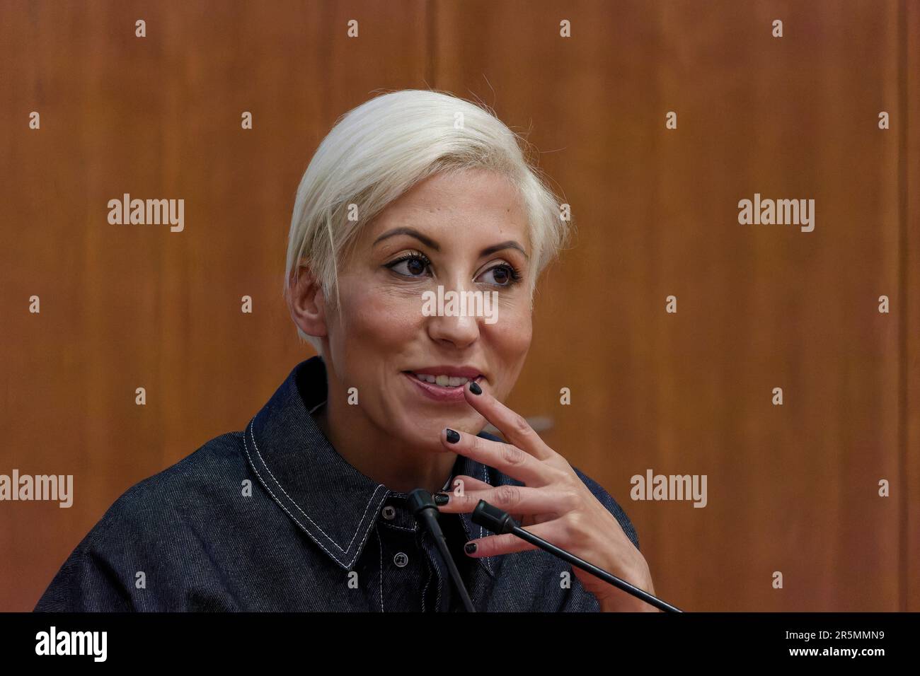 La chanteuse italienne Malika Ayane s'exprime à l'édition 2023 de la Foire internationale du livre de Turin, Italie. Banque D'Images