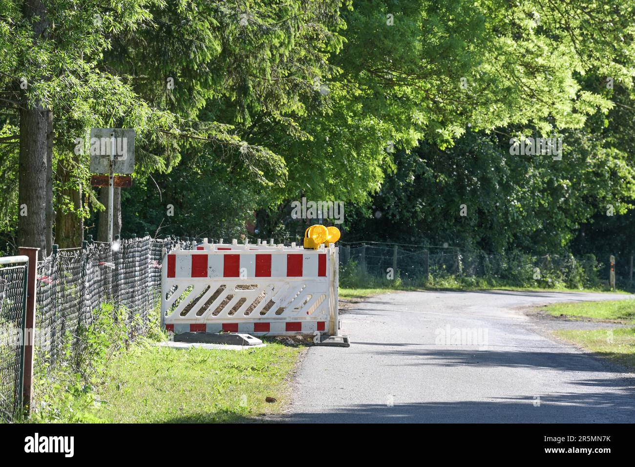 Barricade blanche rouge avec feux d'avertissement comme mesure de sécurité pour les travaux de terrassement pendant le câble et la fibre optique se trouvant sur une route de campagne, énergie, connexion Banque D'Images