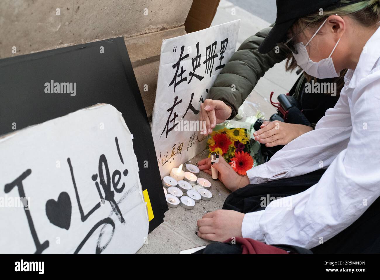 Londres, Royaume-Uni. 4 juin 2023. La diaspora chinoise se réunit à l'extérieur de l'ambassade de Chine à Londres pour commémorer l'anniversaire du mouvement pro-démocratique de juin 1989 et du massacre de la place Tienanmen à Pékin. Crédit : Ron Fassbender/Alamy Live News Banque D'Images Londres, Royaume-Uni. 4 juin 2023. La diaspora chinoise se réunit à l'extérieur de l'ambassade de Chine à Londres pour commémorer l'anniversaire du mouvement pro-démocratique de juin 1989 et du massacre de la place Tienanmen à Pékin. Crédit : Ron Fassbender/Alamy Live News Banque D'Images