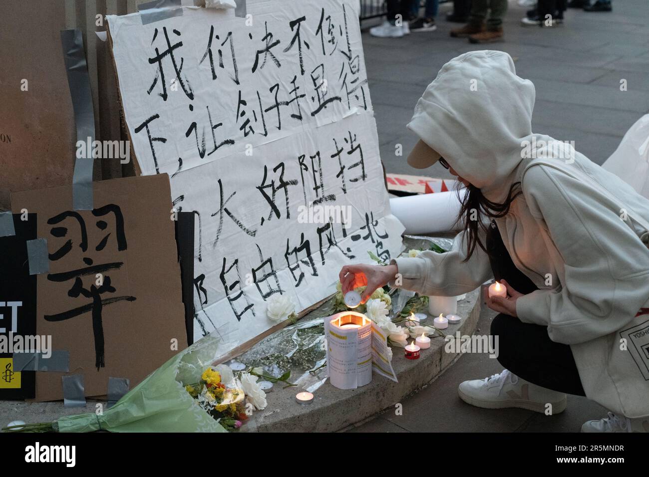 Londres, Royaume-Uni. 4 juin 2023. La diaspora chinoise se réunit à l'extérieur de l'ambassade de Chine à Londres pour commémorer l'anniversaire du mouvement pro-démocratique de juin 1989 et du massacre de la place Tienanmen à Pékin. Crédit : Ron Fassbender/Alamy Live News Banque D'Images Londres, Royaume-Uni. 4 juin 2023. La diaspora chinoise se réunit à l'extérieur de l'ambassade de Chine à Londres pour commémorer l'anniversaire du mouvement pro-démocratique de juin 1989 et du massacre de la place Tienanmen à Pékin. Crédit : Ron Fassbender/Alamy Live News Banque D'Images