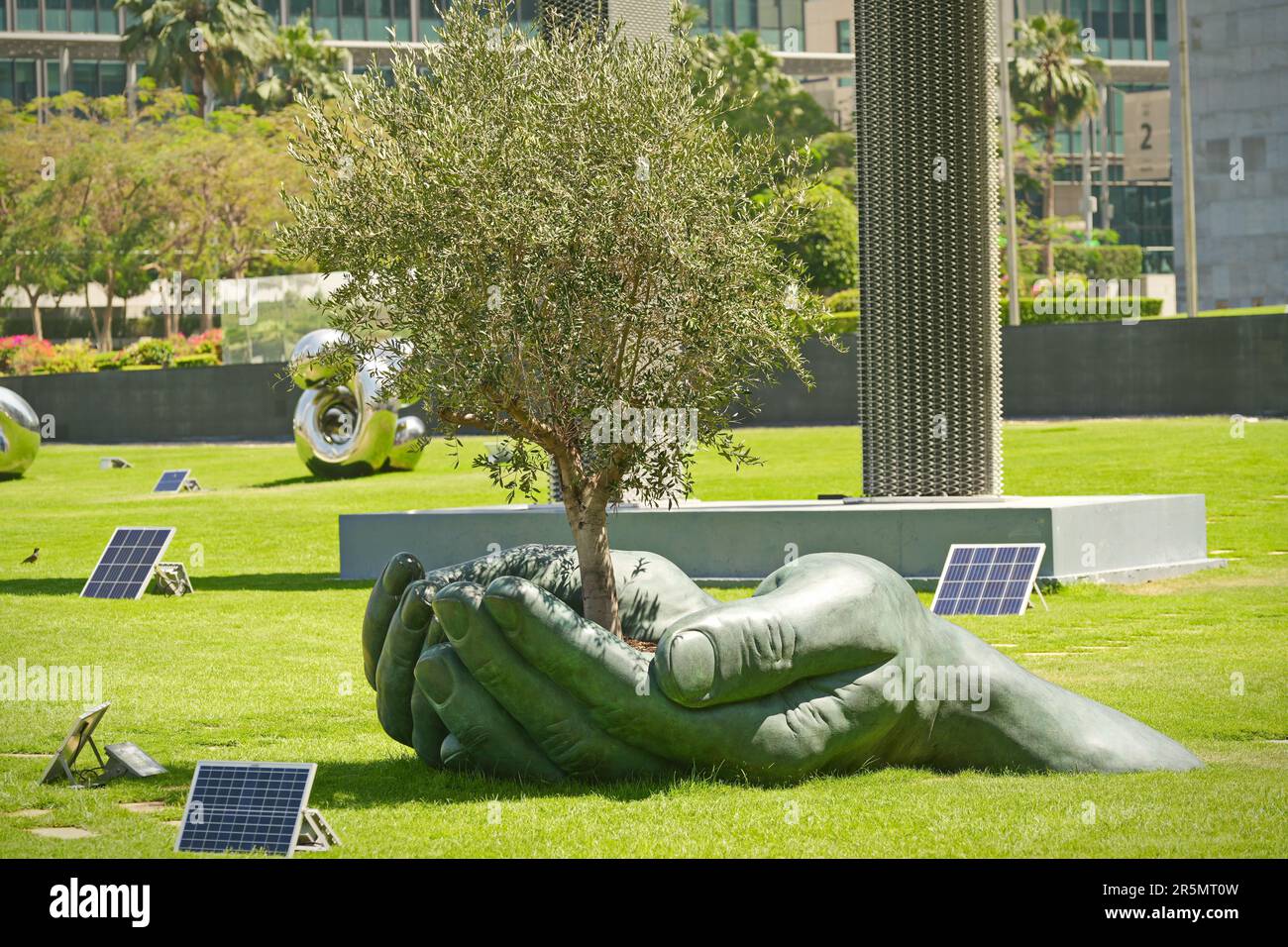 Mains tenant la sculpture d'arbre. Symbole de la conservation et de la protection de la nature. Concept de protection de l'environnement réchauffement de la planète. Dubaï, Émirats arabes Unis - avril 202 Banque D'Images