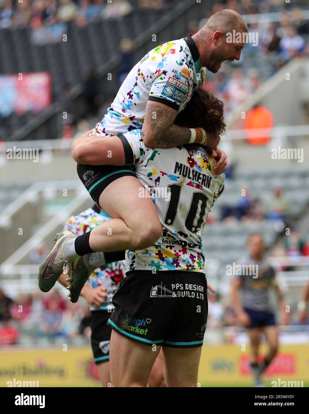 Newcastle, Royaume-Uni. 4th juin 2023.Robbie Mulhern de Leigh Leopard célèbre avec Zak Hardaker après avoir marqué un essai lors du match de Betfred Super League entre Wakefield Trinity Wildcats et Leigh Leopards à St. James' Park, Newcastle, le dimanche 4th juin 2023. (Photo : Mark Fletcher | ACTUALITÉS MI) Credit: MI News & Sport /Alamy Live News Banque D'Images
