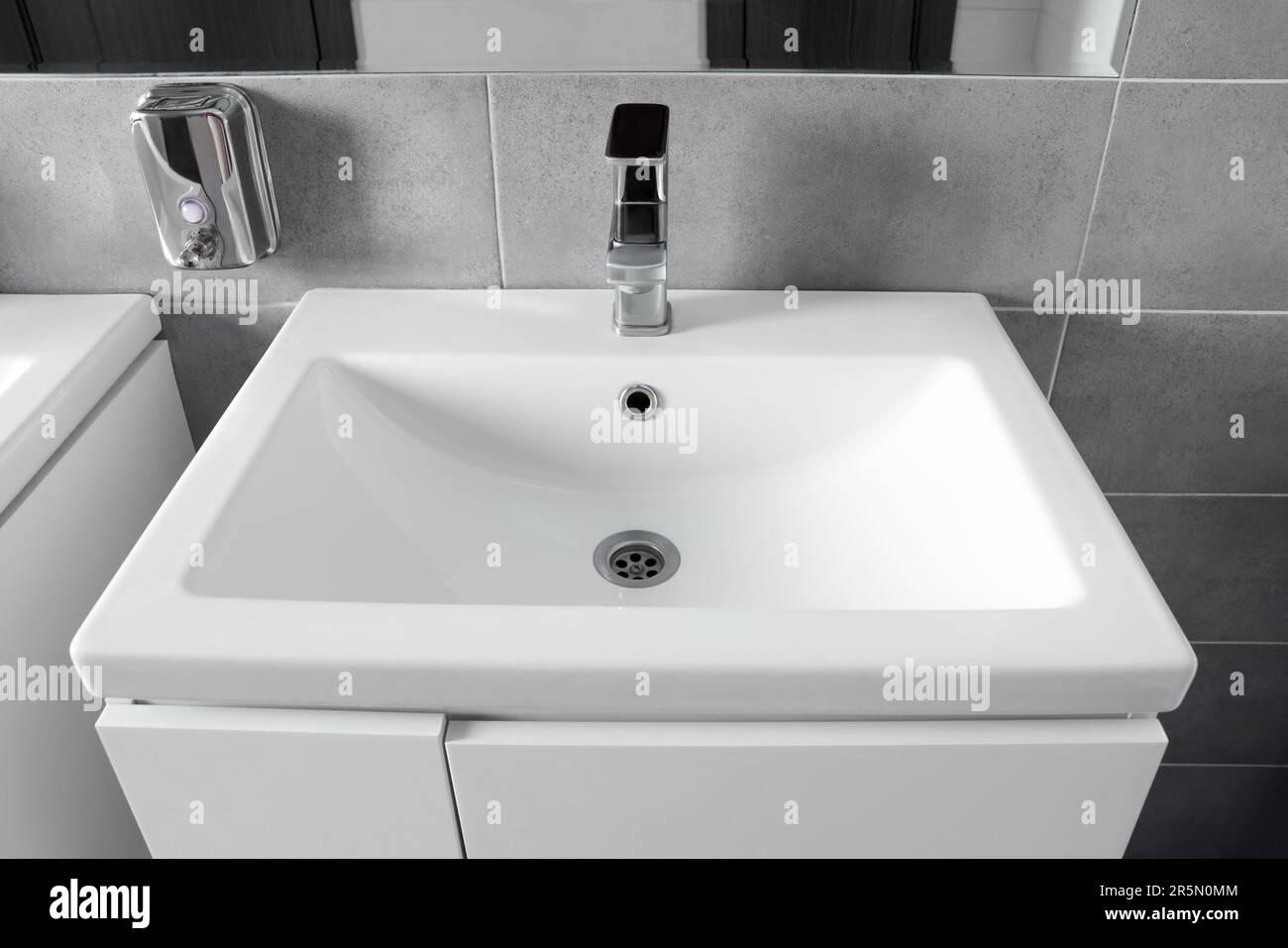 Magnifique lavabo propre près du miroir dans les toilettes publiques Photo  Stock - Alamy