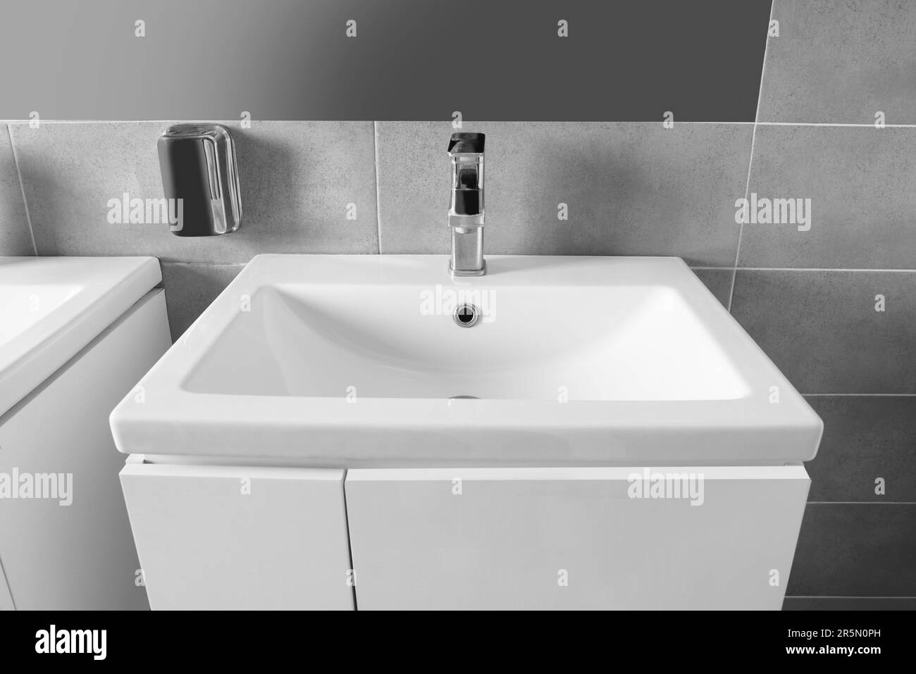 Magnifique lavabo propre près du miroir dans les toilettes publiques Banque D'Images