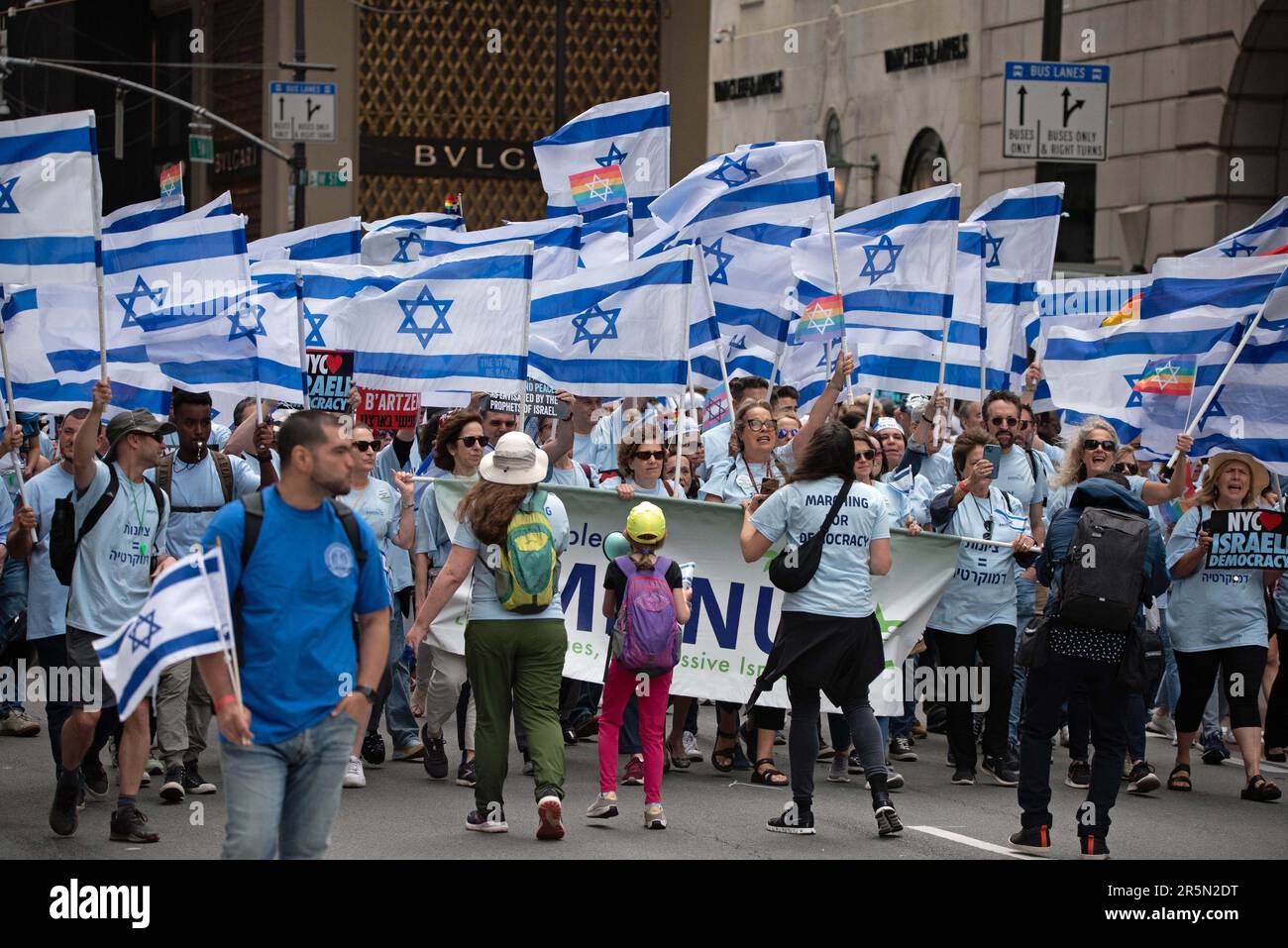 4 juin 2023, %G: (NOUVEAU) la parade de la Journée israélienne. 4 juin 2023, New York, New York, États-Unis. Histoire de la parade israélienne à New York. En 1965, des milliers de jeunes sionistes américains ont marché sur Riverside Drive pour soutenir le jeune État d'Israël. Cette marche impromptue a progressivement évolué pour inclure des organisations communautaires juives, des synagogues, des groupes de marche et des flotteurs alors qu'elle s'est transformée en défilé de Salute to Israel sur la Cinquième Avenue. Drapeaux d'Israël sur 5th Avenue.&#XA;Credit: Victor M. Matos/thenews2 (Foto: Victor Matos/Thenews2/Zumapress) (Credit image: © Victor Matos/TheNEWS2 via ZUMA Banque D'Images