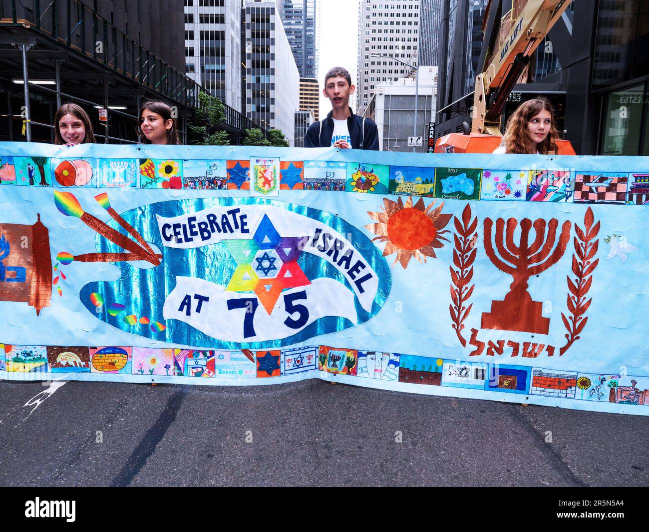 New York, New York, États-Unis. 4th juin 2023. Des dizaines de milliers de marcheurs ont défilé sur la Cinquième Avenue pour célébrer l'anniversaire de 75th .pf l'État d'Israël. La plus grande manifestation de soutien du pays à l'État juif cette année a vu des manifestations contre le Gouvernement israélien ainsi que des manifestations de Palestiniens et de leurs partisans. Les étoiles de David déborda dans le vent tandis que les couleurs de blanc et de bleu remplissaient l'avenue. (Credit image: © Milo Hess/ZUMA Press Wire) USAGE ÉDITORIAL SEULEMENT! Non destiné À un usage commercial ! Banque D'Images