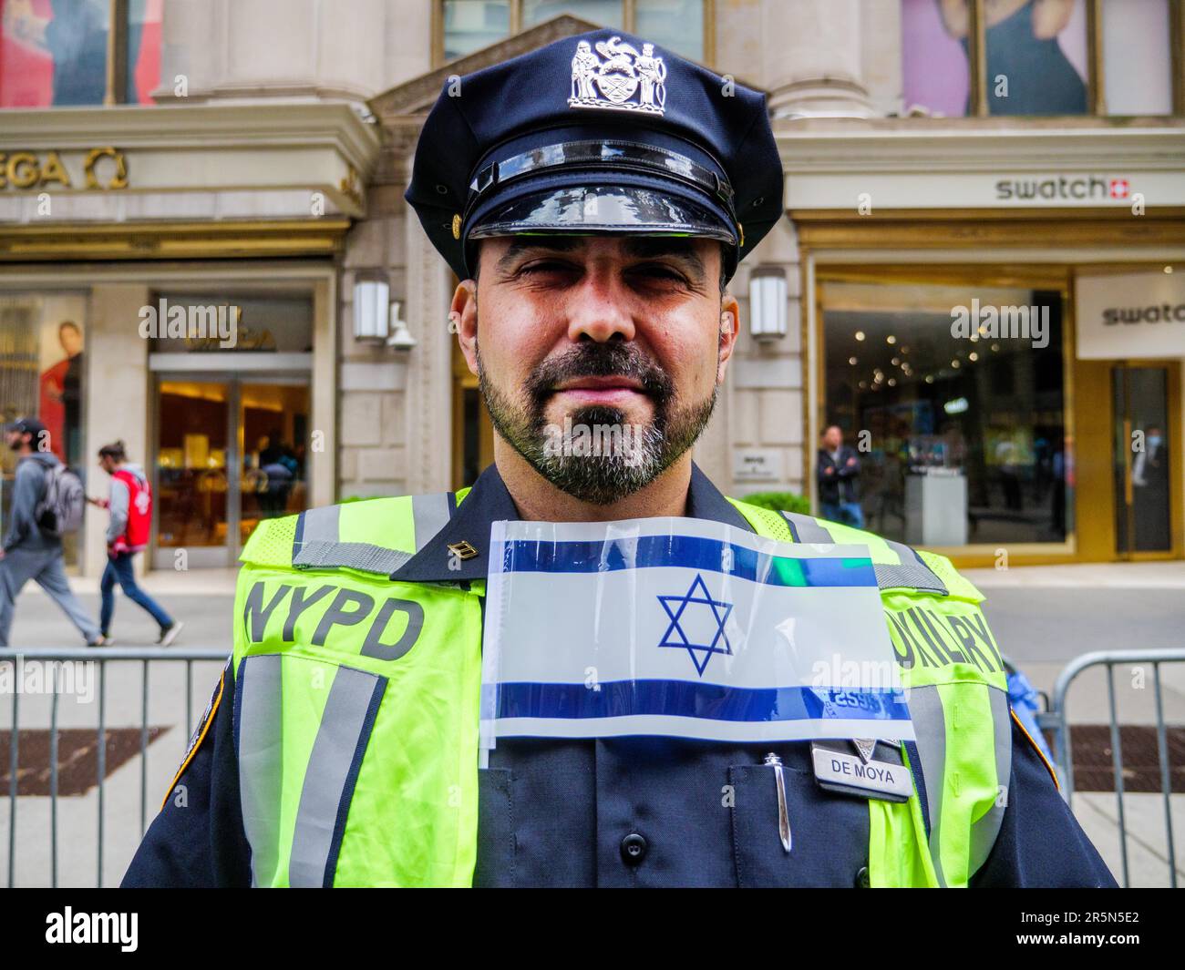 New York, New York, États-Unis. 4th juin 2023. Des dizaines de milliers de marcheurs ont défilé sur la Cinquième Avenue pour célébrer l'anniversaire de 75th .pf l'État d'Israël. La plus grande manifestation de soutien du pays à l'État juif cette année a vu des manifestations contre le Gouvernement israélien ainsi que des manifestations de Palestiniens et de leurs partisans. Les étoiles de David déborda dans le vent tandis que les couleurs de blanc et de bleu remplissaient l'avenue. (Credit image: © Milo Hess/ZUMA Press Wire) USAGE ÉDITORIAL SEULEMENT! Non destiné À un usage commercial ! Banque D'Images