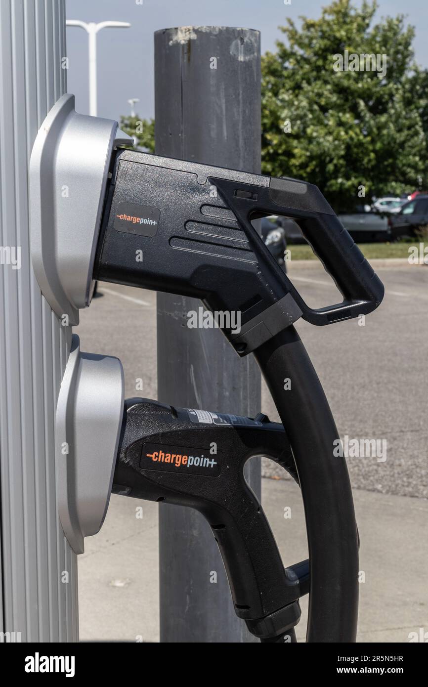 Avon - Circa juin 2023: Station de charge pour véhicule électrique de ChargePoint. Les stations de véhicules enfichables de ChargePoint se trouvent dans les parkings d'affaires ou à la maison. Banque D'Images