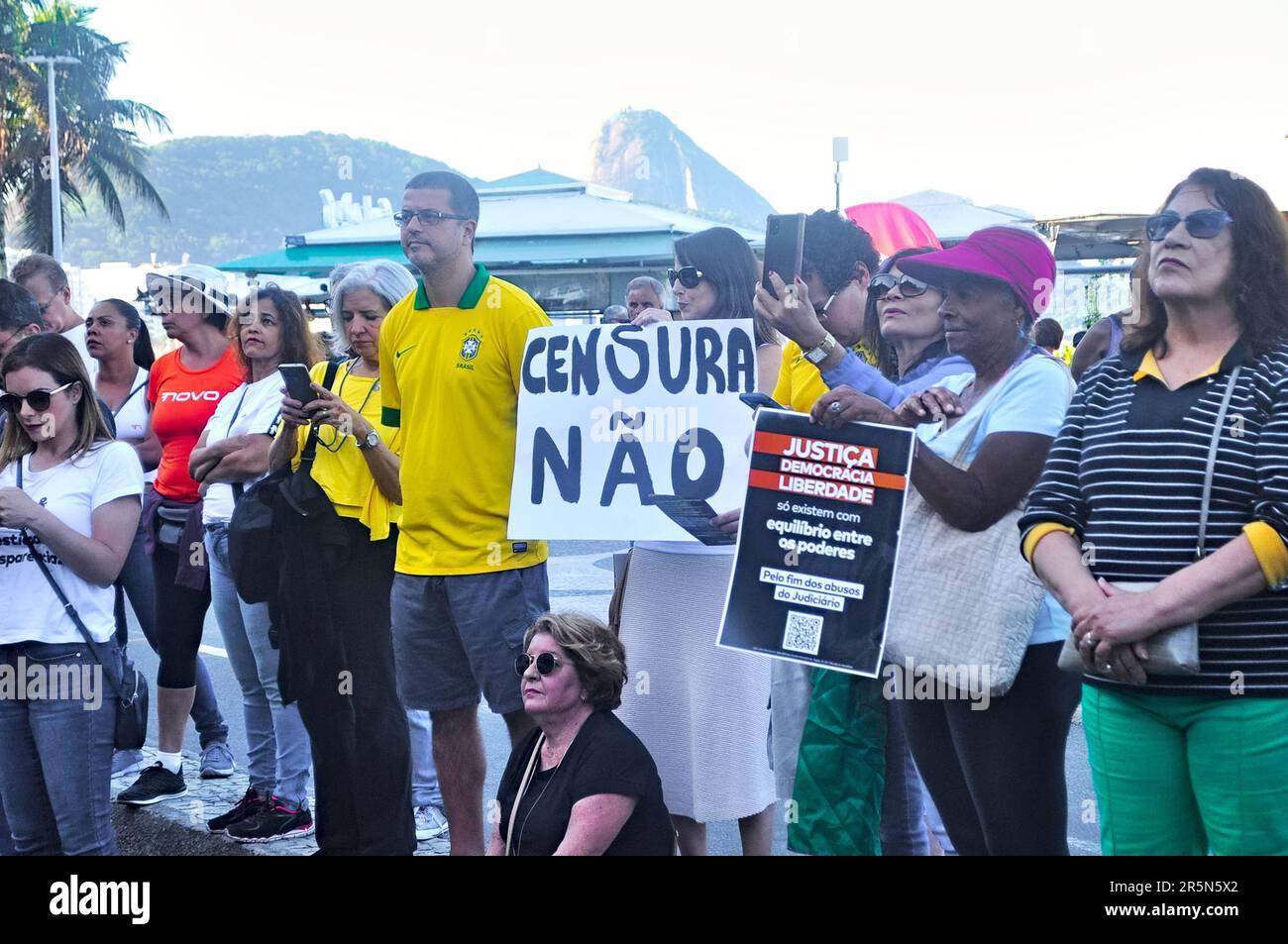 Rio de Janeiro, Rio de Janeiro, Brésil. 4th juin 2023. (INT) protestation contre le projet de loi PL 2630 à Rio de Janeiro. 04 juin 2023, Rio de Janeiro, Brésil : manifestation organisée par le mouvement‚-VEM Pra Ruaé‚, à Copacabana, Rio de Janeiro, dimanche (04), pour protester contre le projet de loi PL 2630. Parmi les allégations, on peut citer la non-cassation de Deltan Dallagnol, la critique de l'abus de pouvoir par la FST et la Tse, la critique du projet de loi 2630, appelé le ''projet de censure'', entre autres directives. (Credit image: © Silvia Machado/TheNEWS2 via ZUMA Press Wire) USAGE ÉDITORIAL SEULEMENT! Non destiné À un usage commercial ! Banque D'Images