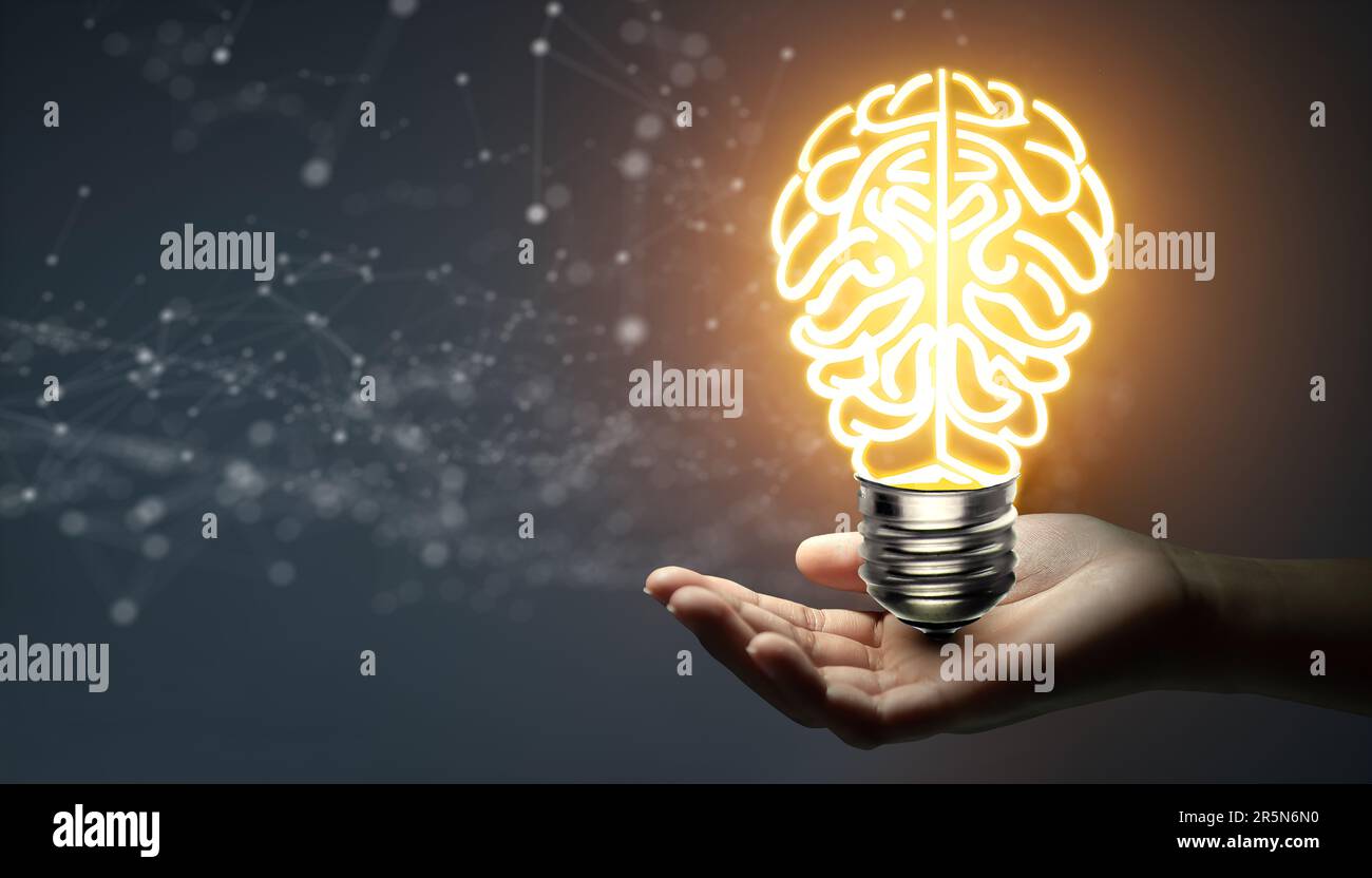 Homme d'affaires tenant des ampoules avec cerveau à l'intérieur et faible polyfilaire à l'extérieur. Inspiration créative et innovante. Concept Business Bright Idea. Banque D'Images