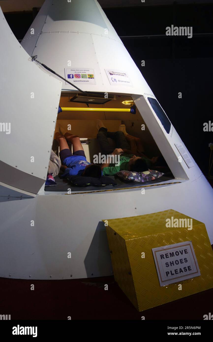 People Inside the Apollo 11 Launch Simulator, Carnarvon Space Museum, Australie occidentale. Pas de MR ou PR Banque D'Images