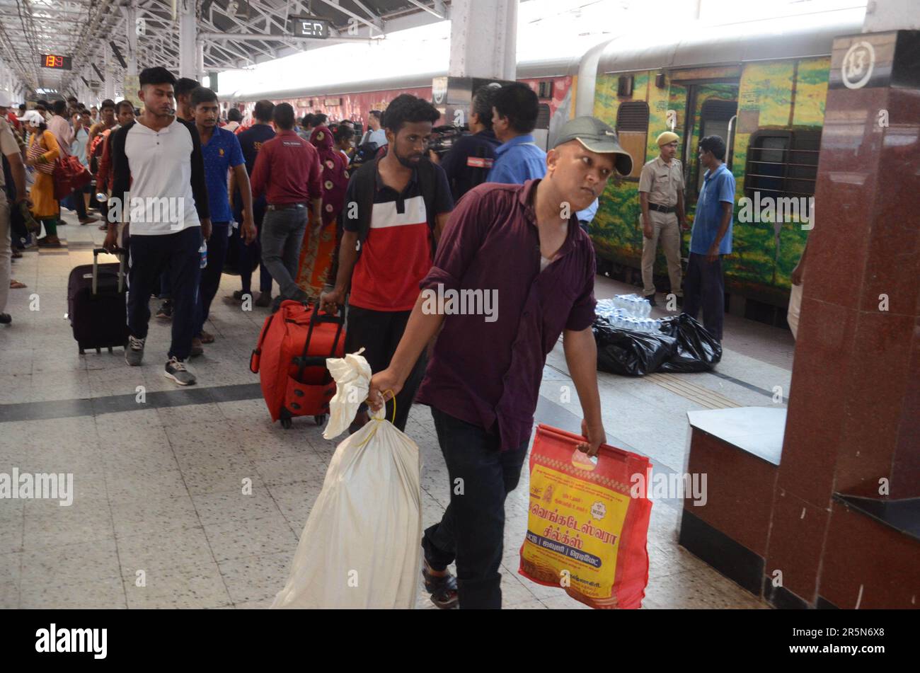 04 juin 2023, Balasore, Inde:les passagers de Coromondal express arrivent à la gare de howrah à kolkata, Bengale-Occidental, Inde d'une collision à trois trains près de Balasore, au moins 290 personnes ont été tuées et plus de 900 blessées après une terrible collision à trois trains, hier soir, dans Balasore d'Odisha. L'incident a eu lieu lorsqu'un train de voyageurs, le Coromandel Shalimar Express, a déraillé et frappé un train de marchandises, et un autre train, le Yesvantpur-Howrah Superfast, s'est écrasé dans les autocars déraillés. Sur 4 juin 2023 à Balastore, Inde. (Photo de Dipa Chakraborty/Eyepix Group Banque D'Images