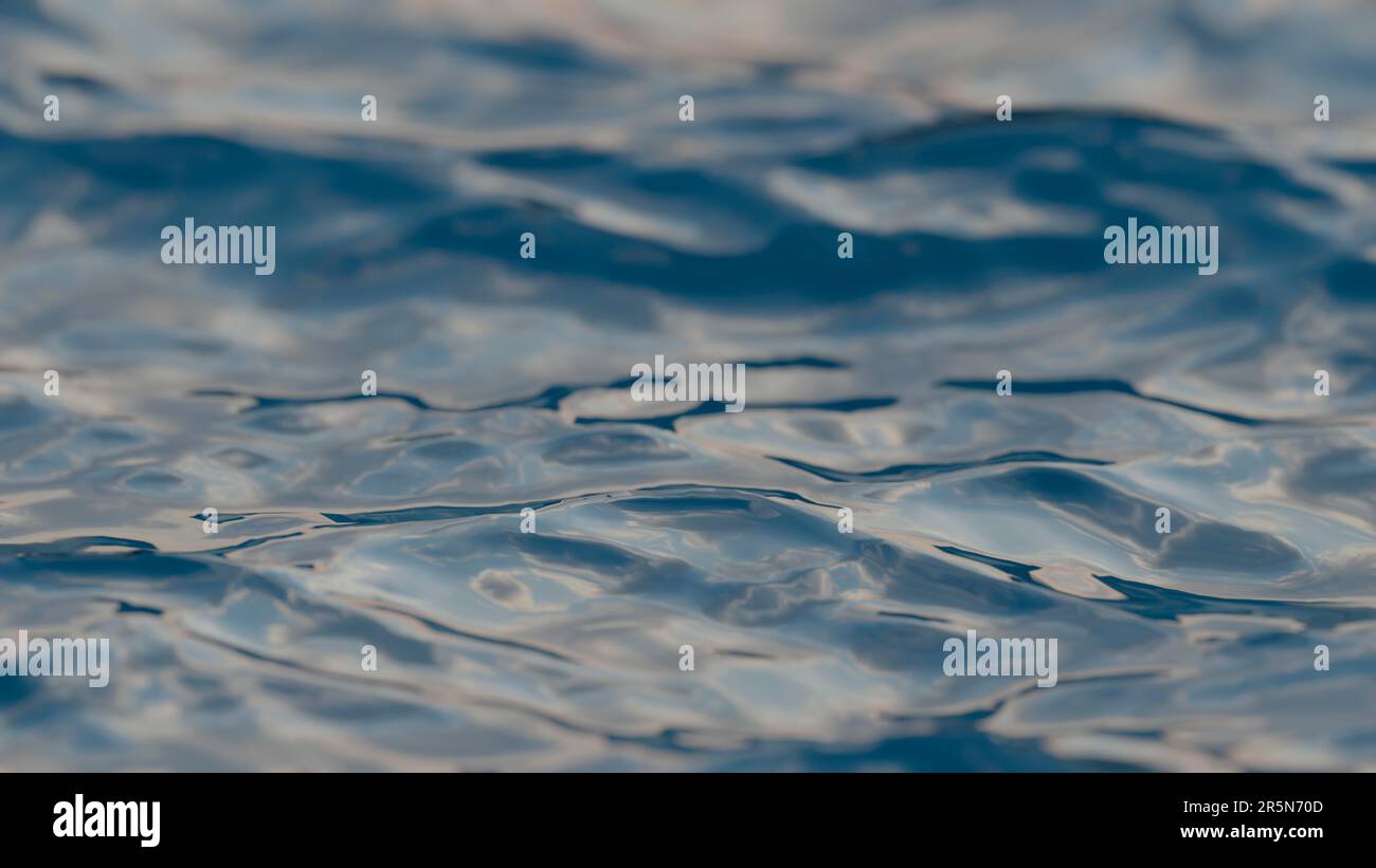 Surface bleu des vagues d'eau, superbe arrière-plan avec espace de copie. Petites ondulations en gros plan. Problèmes environnementaux, manque d'eau potable, climat Banque D'Images