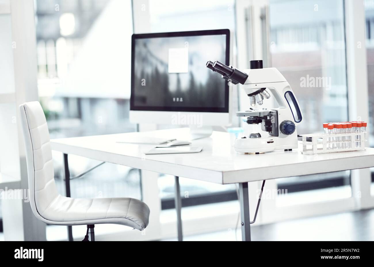 Les médecins utilisent le bon équipement. un bureau avec un équipement scientifique à l'intérieur d'un laboratoire. Banque D'Images