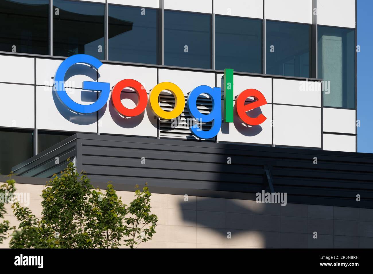 Kirkland, WA, Etats-Unis - 04 juin 2023; signer avec les couleurs de marque de Google corporation sur la construction en lumière du soleil Banque D'Images