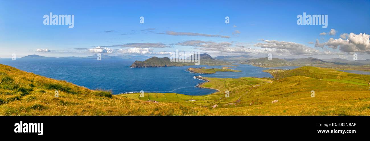 Vue depuis la montagne Geokaun, le comté de Kerry, l'Irlande, l'île de Valentia Banque D'Images