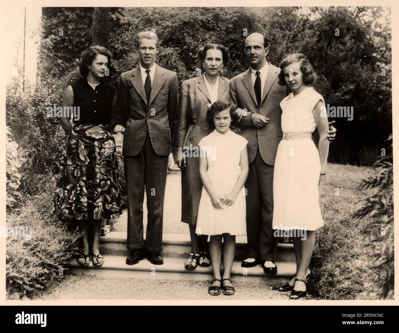 1954 CA , Cascais , PORTUGAL : le dernier Roi d'Italie UMBERTO II di SAVOIA ( 1904 - 1983 ) , le Re di Maggio en mai 1946 , lors d'une visite officielle de sa famille pendant l'exil . Dans cette photo avec sa femme ex-reine d'Italie Maria José de Belgique ( Marie , 1906 - 2001 ) et les fils : MARIA Pia ( plus tard di BORBONE PARME , né en 1934 ), VITTORIO EMANUELE Prince de Napoli ( né en 1937 ), MARIA GABRIELLA ( née en 1940 ) et MARIA BEATRICE ( née en 1943 ). Photographe inconnu . - PORTOGALLO - ITALIA - CASA SAVOIA - REALI - SAVOY - NOBLESSE - ROYALTIES - HISTOIRE - FOTO STORICHE - ROYALTIES - NOBILI - N Banque D'Images