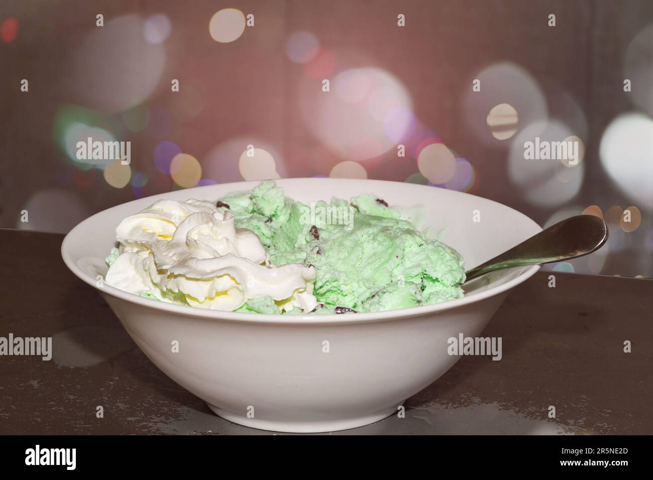 Glace à la menthe et aux pépites de chocolat dans un bol blanc. Banque D'Images