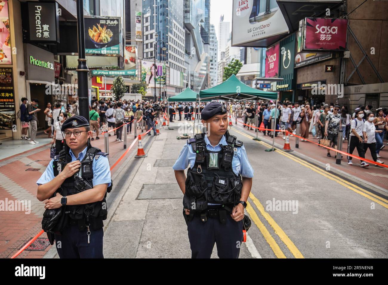 Hong Kong, Chine. 6th avril 2023. La police se trouve dans la rue à Causeway Bay. 4 juin, est le 34th anniversaire de la répression de la place Tiananmen à Pékin en 1989. Certaines personnes à Hong Kong veulent marquer ce jour et utiliser leur propre chemin pour pleurer les victimes de la répression. Cependant, le gouvernement de Hong Kong et les forces de police de Hong Kong ne veulent pas que les gens pleurent pour la répression. Des milliers d'officiers de police patrouillent dans toute la ville et la plupart d'entre eux se mettent en veille à Causeway Bay et au Victoria Park, où les lieux les plus communs pour pleurer la répression de Tiananmen à Hong Kong. (Crédit Banque D'Images