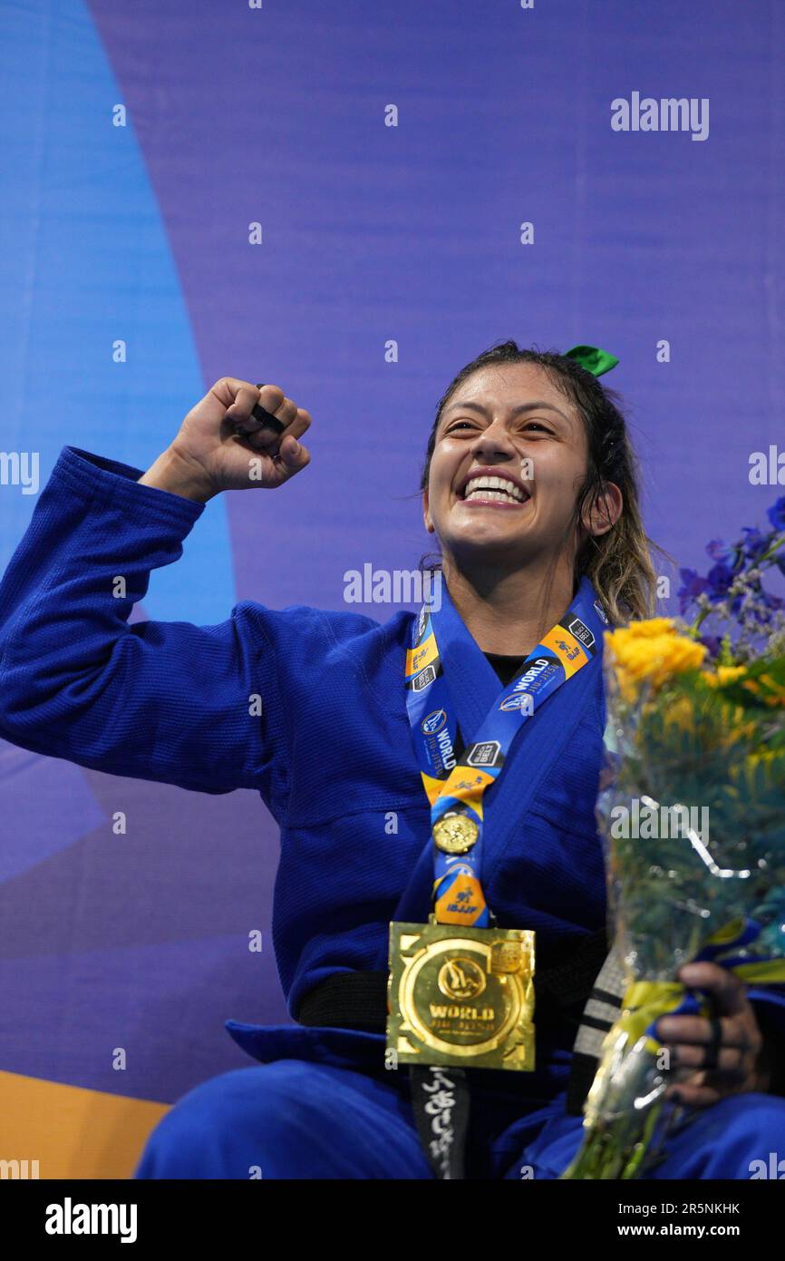 Long Beach, Californie, États-Unis. 4th juin 2023. LONG BEACH, CALIFORNIE - 03 juin: Bianca Barbosa Basilio célèbre son titre mondial de poids plume IBJJF 2023 à Walter Pyramid à long Beach, Californie, États-Unis. (Credit image: © Marcelo Woo/PX Imagens via ZUMA Press Wire) USAGE ÉDITORIAL SEULEMENT! Non destiné À un usage commercial ! Banque D'Images