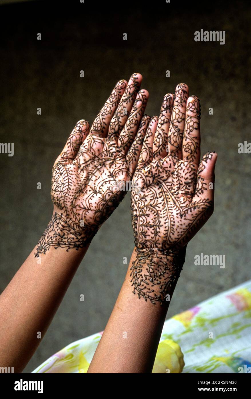 Une femme montrant mehandi henna a appliqué les mains, Tamil Nadu, Inde du Sud, Inde, Asie Banque D'Images