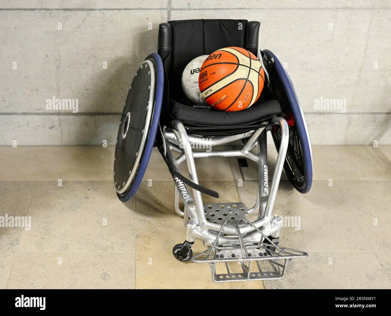 Volley-ball et basket-ball en fauteuil roulant actif Banque D'Images