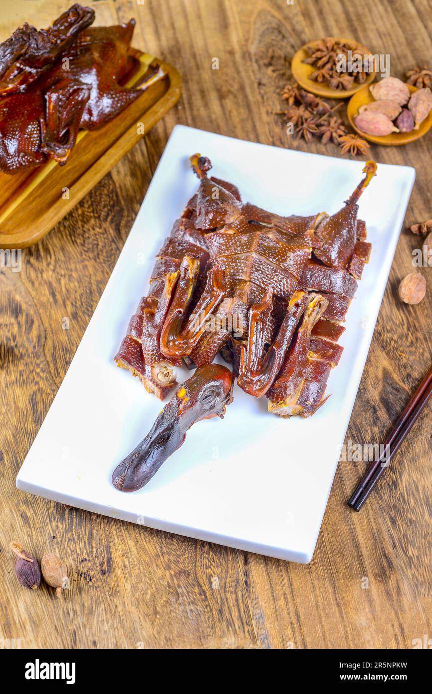 Cuisine chinoise - canard de Hangzhou à la sauce brune, canard rôti de Hangzhou Banque D'Images