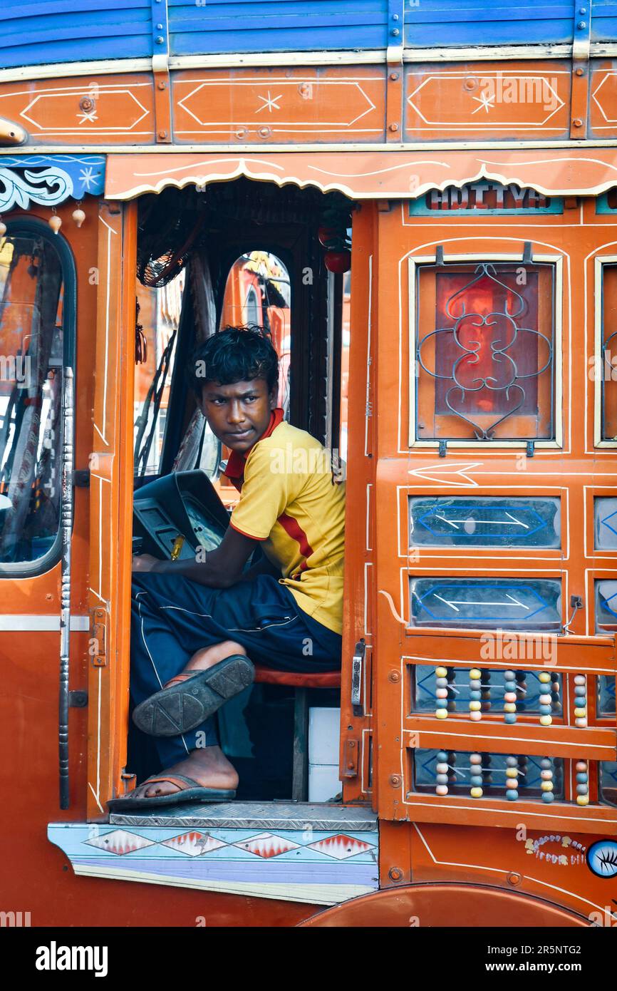 Les jeunes adolescents font le train à Mumbai, en Inde Banque D'Images
