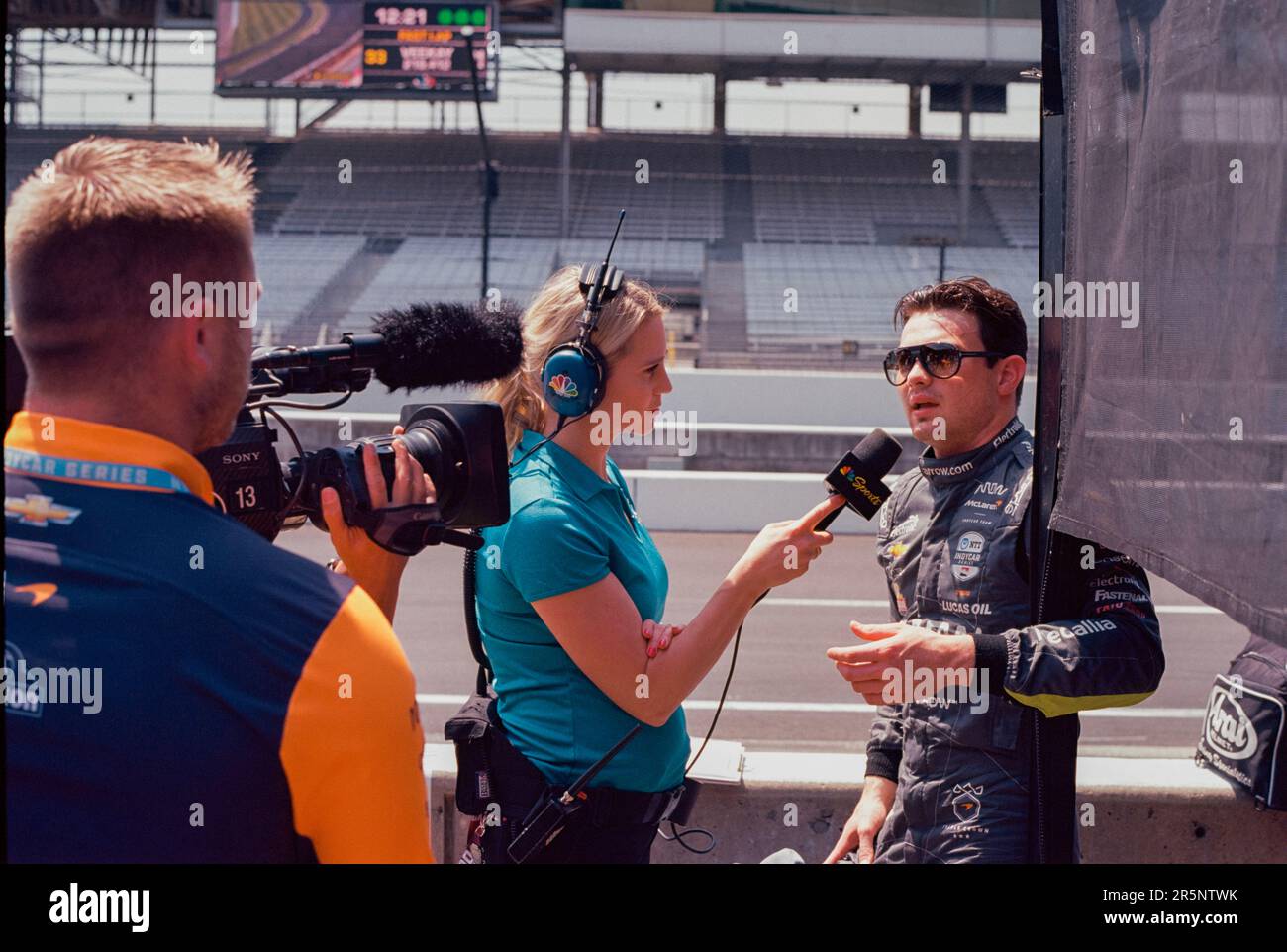 INDIANAPOLIS, INDIANA, ÉTATS-UNIS - 2023/05/22: Le pilote Arrow McClaren Pato O'Ward (5) du Mexique parle à NBC pendant la pratique de l'Indy 500 2023 au circuit automobile d'Indianapolis à Indianapolis. (Photo de Jeremy Hogan/The Bloomingtonian) Banque D'Images