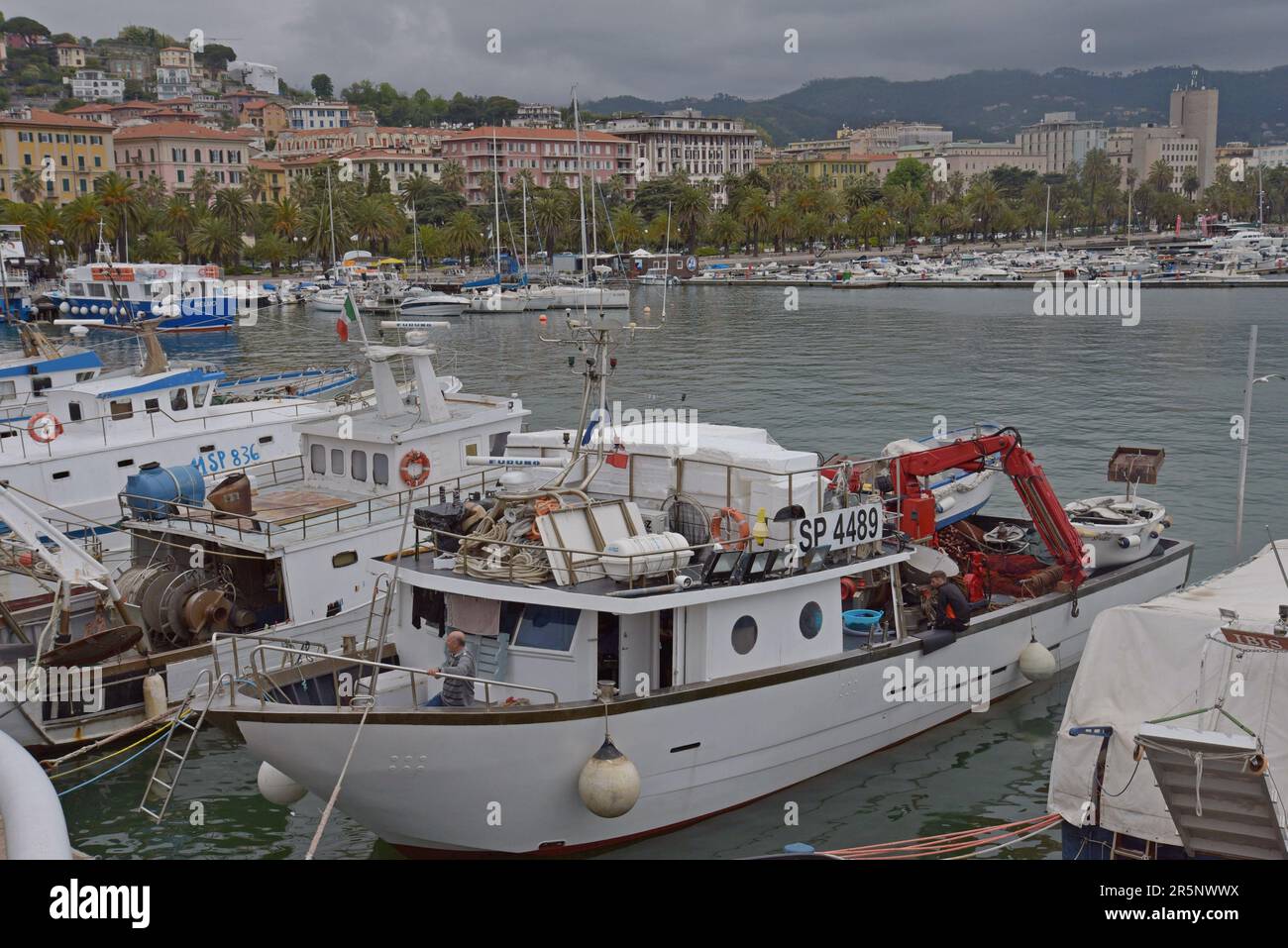 Bateaux de pêche dans le port de la ville historique de la Spezia, Ligurie, Italie, avril 2023 Banque D'Images