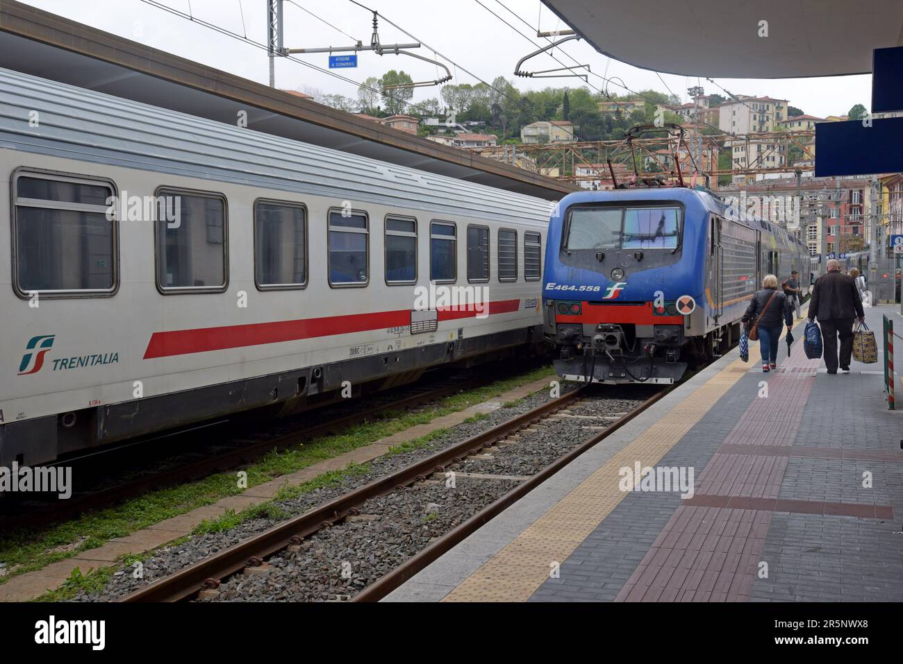 Personnes qui attrapent des trains Trenitalia à la gare de la Spezia, Ligurie, Italie, avril 2023 Banque D'Images