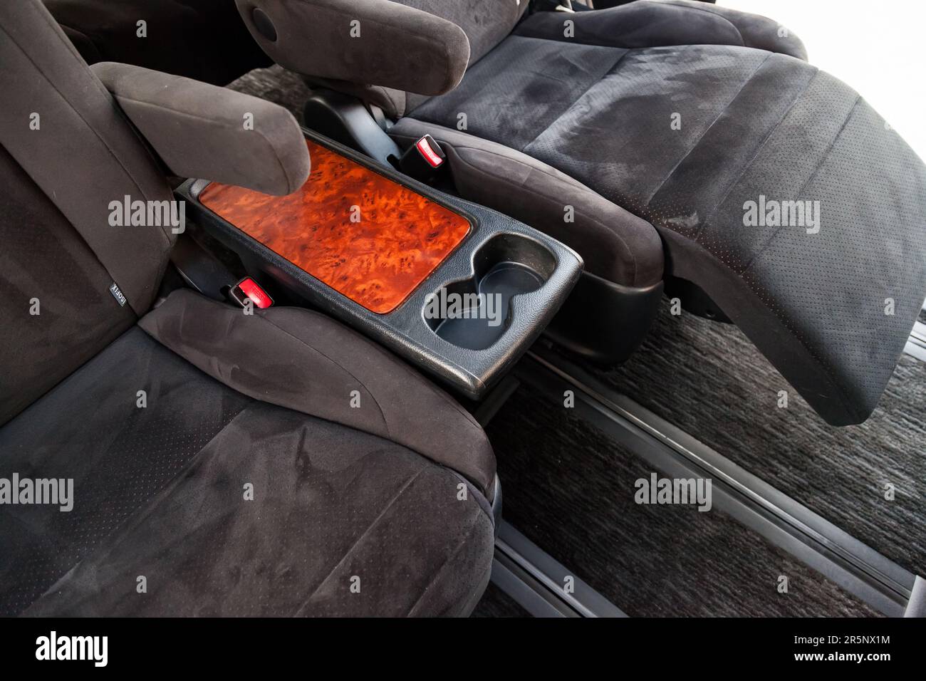 Gros plan sur les sièges arrière avec tissu en velours et repose-pied pour  les jambes. Rembourrage gris à l'intérieur d'une voiture japonaise après  nettoyage à sec. Se auto Photo Stock - Alamy