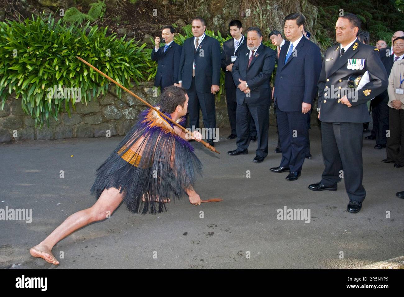 Son Excellence M. Xi Jinping Vice-Président de la République populaire de Chine, 2nd à droite, accueille les Maoris traditionnels Banque D'Images