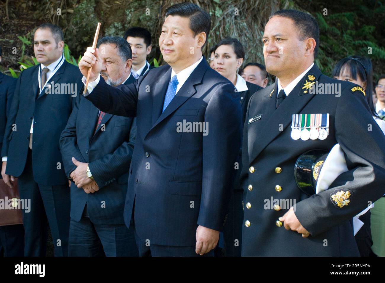 Son Excellence M. Xi Jinping Vice-Président de la République populaire de Chine arrive à un accueil maori traditionnel et tient la dart Banque D'Images