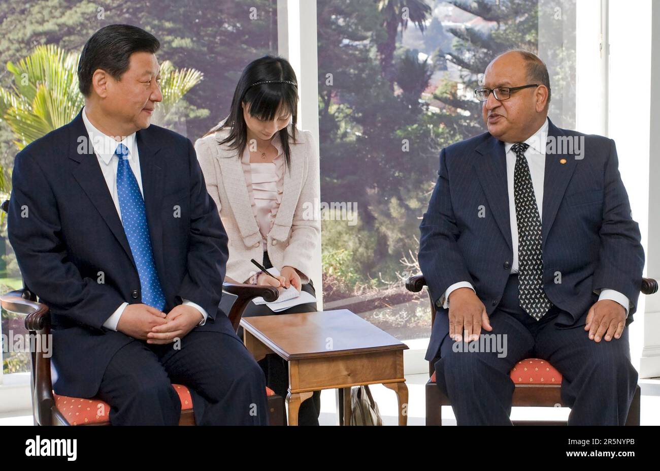 Son Excellence M. Xi Jinping Vice-Président de la République populaire de Chine, à gauche, rencontre le Gouverneur général Sir Anand Satyanand Banque D'Images