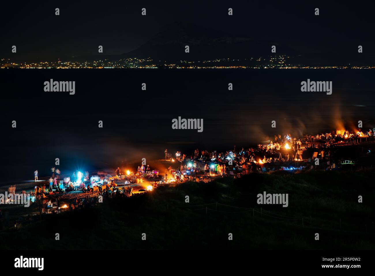 Daimus, Espagne - 23 juin 2022 : les Espagnols célèbrent la nuit de San Juan, le plus long jour de l'année, sur la plage avec des feux de joie, sur laquelle Banque D'Images