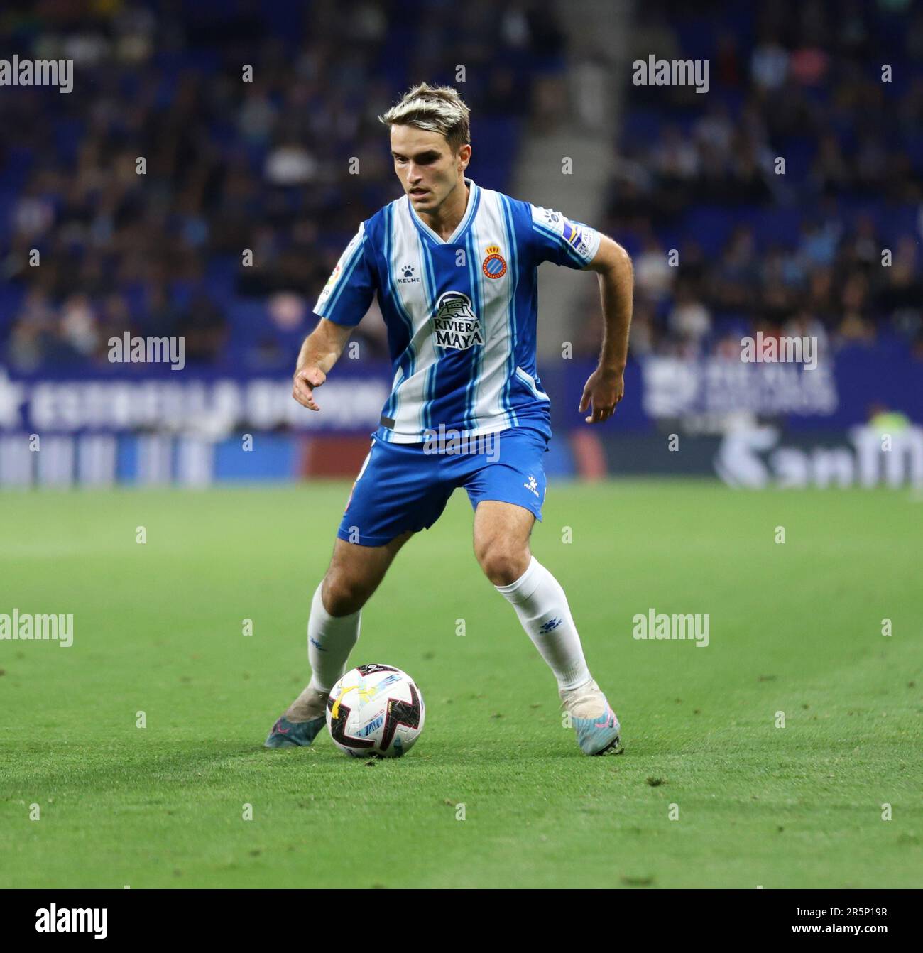 Sabadell, Barcelone, Espagne. 4th juin 2023. Barcelone Espagne 04.06.2023 Denis Suarez (Espanyol) et Alejandro Pozo (Almeria) se battent pour le ballon pendant la Liga Santander entre Espanyol et Almeria au stade RCDE le 04 juin 2023 à Barcelone. (Credit image: © Xavi Urgeles/ZUMA Press Wire) USAGE ÉDITORIAL SEULEMENT! Non destiné À un usage commercial ! Banque D'Images