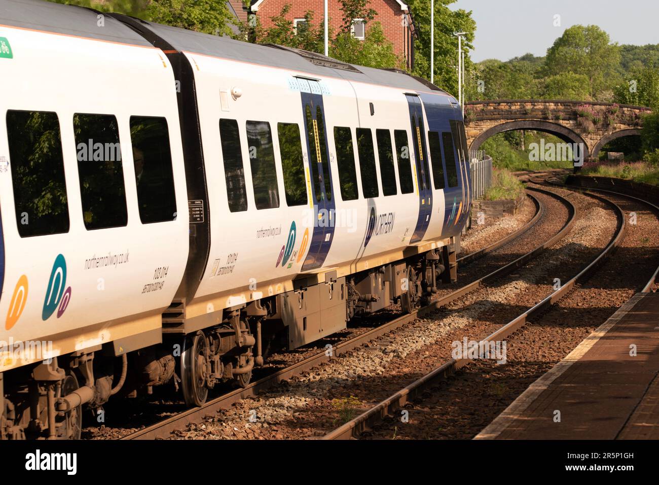 Train sur la piste, Angleterre verte, pont à distance Banque D'Images