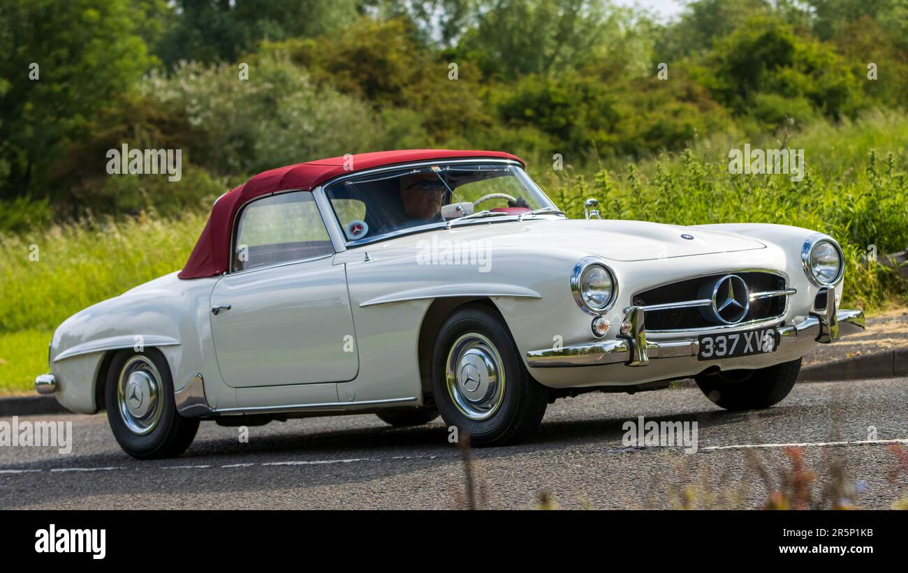 Stony Stratford, Royaume-Uni - 4 juin 2023 : 1956 Mercedes-BENZ 190 Classic en blanc voyageant sur une route de campagne anglaise. Banque D'Images