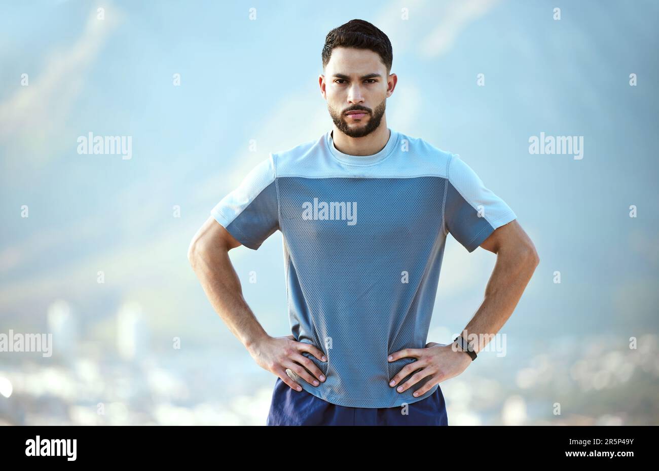 Fitness, homme sérieux et plein air pour une course ou un entraînement avec les mains sur la hanche pour la motivation. Portrait d'un athlète masculin ou d'un coureur pour l'entraînement cardio Banque D'Images