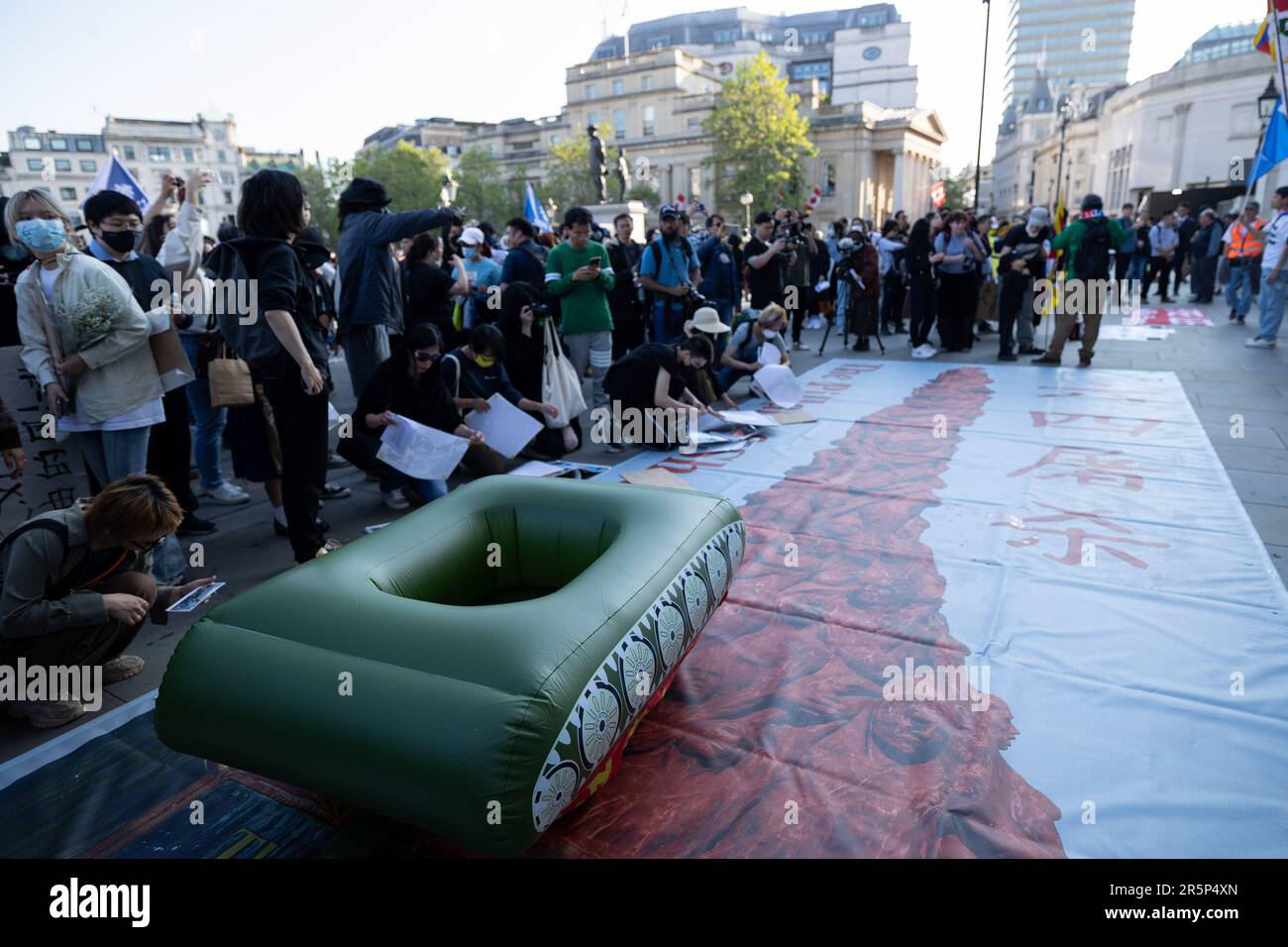 Londres, Royaume-Uni. 04th juin 2023. Un réservoir gonflé est visible sur l'affiche du pilier de la honte, qui était un monument pour ceux qui sont morts dans le massacre de Tiananmen et enlevés par le gouvernement de Hong Kong de l'université chinoise de Hong Kong l'année dernière. Un groupe d'activistes du nom de China Deviants a organisé un rassemblement à Trafalgar Square à Londres à l'occasion du 34th anniversaire du massacre de 4 juin Tiananmen en 1989 à Pékin. Crédit : SOPA Images Limited/Alamy Live News Banque D'Images