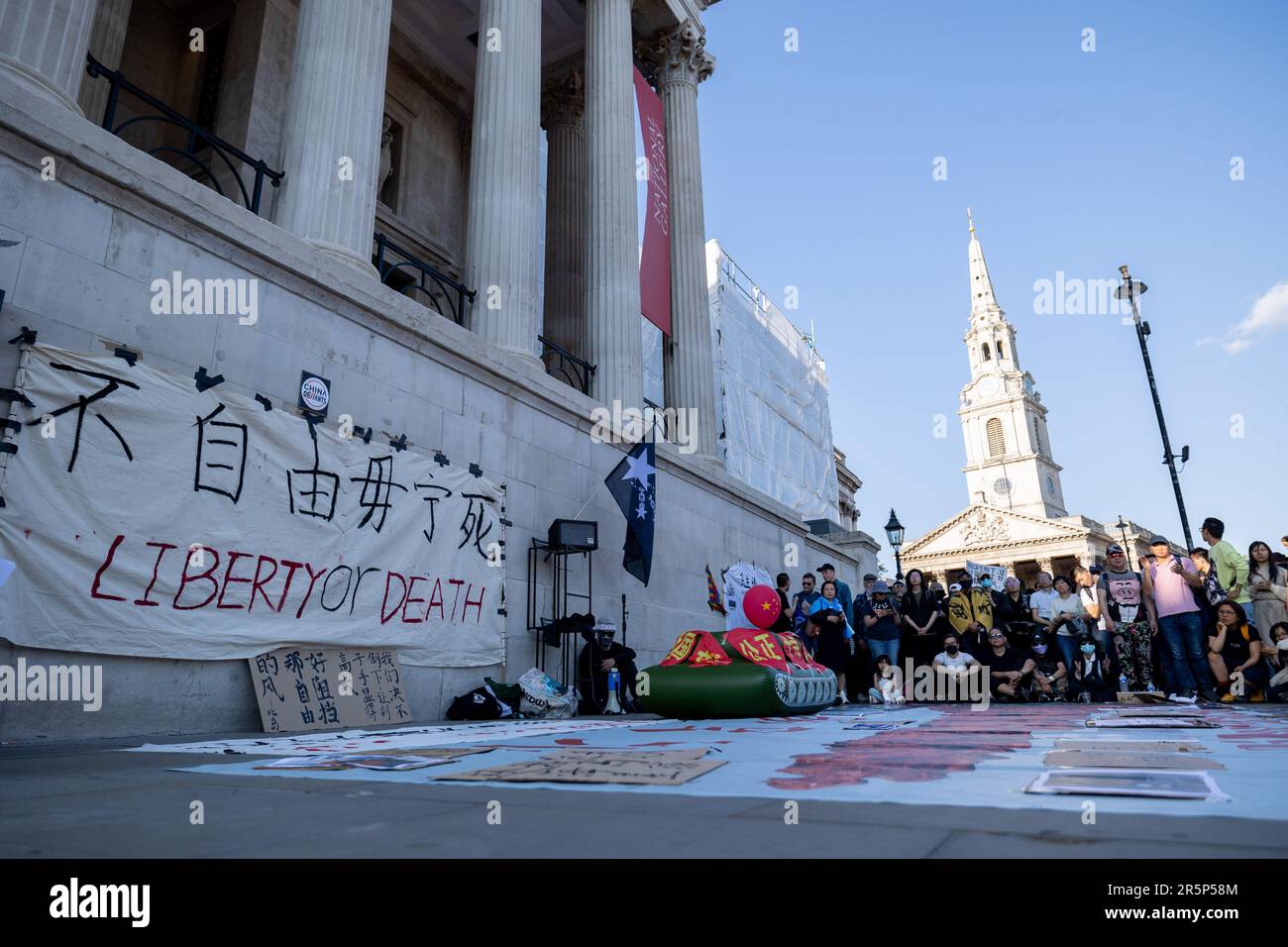 Londres, Royaume-Uni. 04th juin 2023. La vue des bannières et d'un réservoir gonflé dans la démonstration. Un groupe d'activistes du nom de China Deviants a organisé un rassemblement à Trafalgar Square à Londres à l'occasion du 34th anniversaire du massacre de 4 juin Tiananmen en 1989 à Pékin. (Photo de Hesther ng/SOPA Images/Sipa USA) crédit: SIPA USA/Alay Live News Banque D'Images Londres, Royaume-Uni. 04th juin 2023. La vue des bannières et d'un réservoir gonflé dans la démonstration. Un groupe d'activistes du nom de China Deviants a organisé un rassemblement à Trafalgar Square à Londres à l'occasion du 34th anniversaire du massacre de 4 juin Tiananmen en 1989 à Pékin. (Photo de Hesther ng/SOPA Images/Sipa USA) crédit: SIPA USA/Alay Live News Banque D'Images