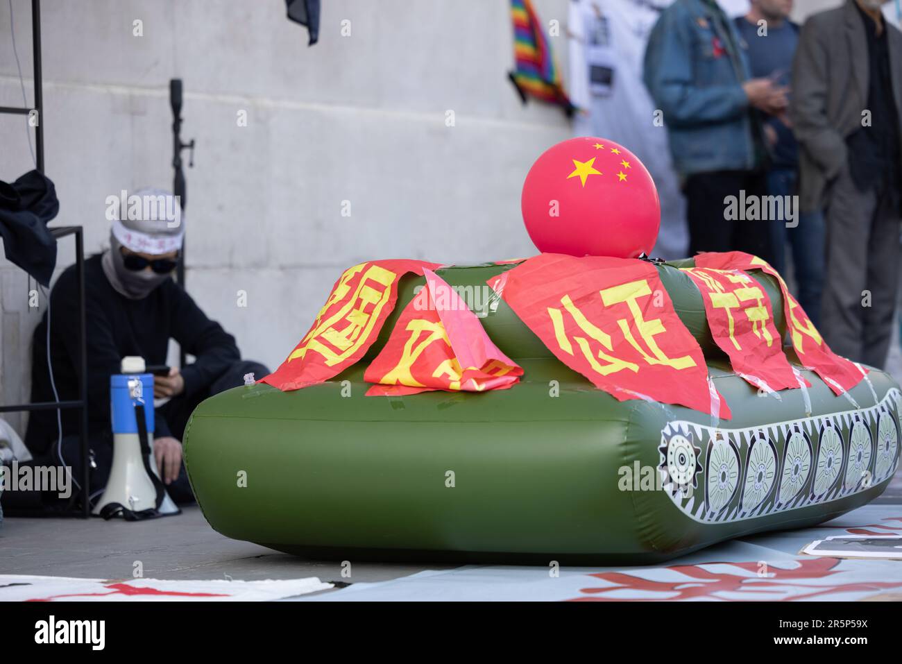 Londres, Royaume-Uni. 04th juin 2023. Un réservoir gonflé est visible pendant la démonstration. Un groupe d'activistes du nom de China Deviants a organisé un rassemblement à Trafalgar Square à Londres à l'occasion du 34th anniversaire du massacre de 4 juin Tiananmen en 1989 à Pékin. (Photo de Hesther ng/SOPA Images/Sipa USA) crédit: SIPA USA/Alay Live News Banque D'Images Londres, Royaume-Uni. 04th juin 2023. Un réservoir gonflé est visible pendant la démonstration. Un groupe d'activistes du nom de China Deviants a organisé un rassemblement à Trafalgar Square à Londres à l'occasion du 34th anniversaire du massacre de 4 juin Tiananmen en 1989 à Pékin. (Photo de Hesther ng/SOPA Images/Sipa USA) crédit: SIPA USA/Alay Live News Banque D'Images