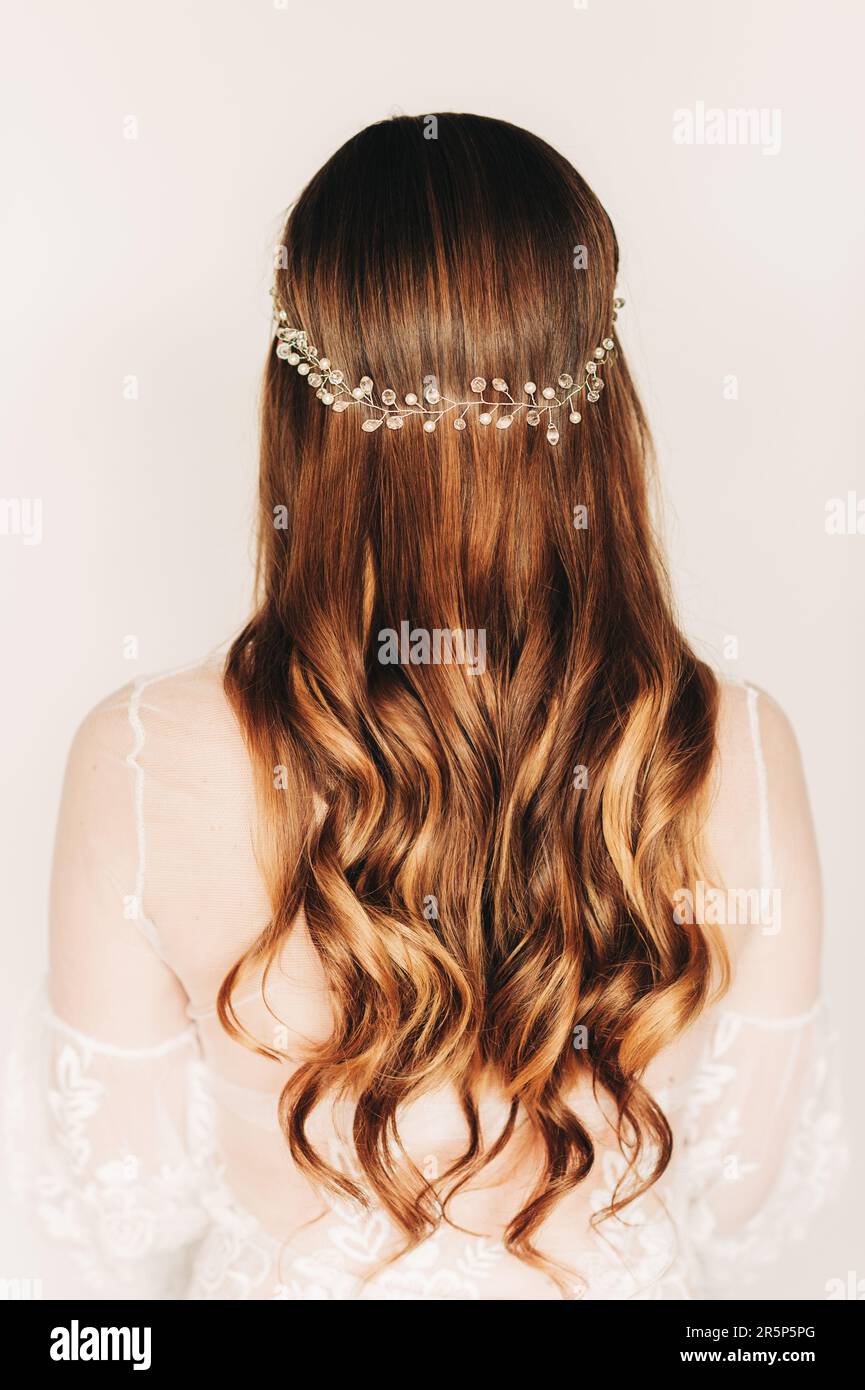 Coiffure de mariée tendance avec de beaux accessoires de mariage Banque D'Images