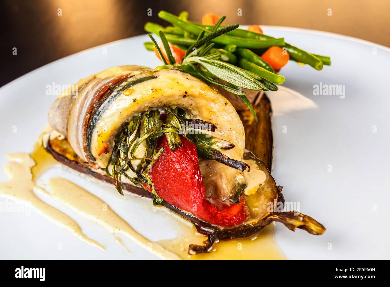 Un repas délicieux et nourrissant de bœuf grillé, de légumes variés, de salade de fruits frais et une délicieuse garniture de sauce - parfait pour le déjeuner ou le dîner. Banque D'Images