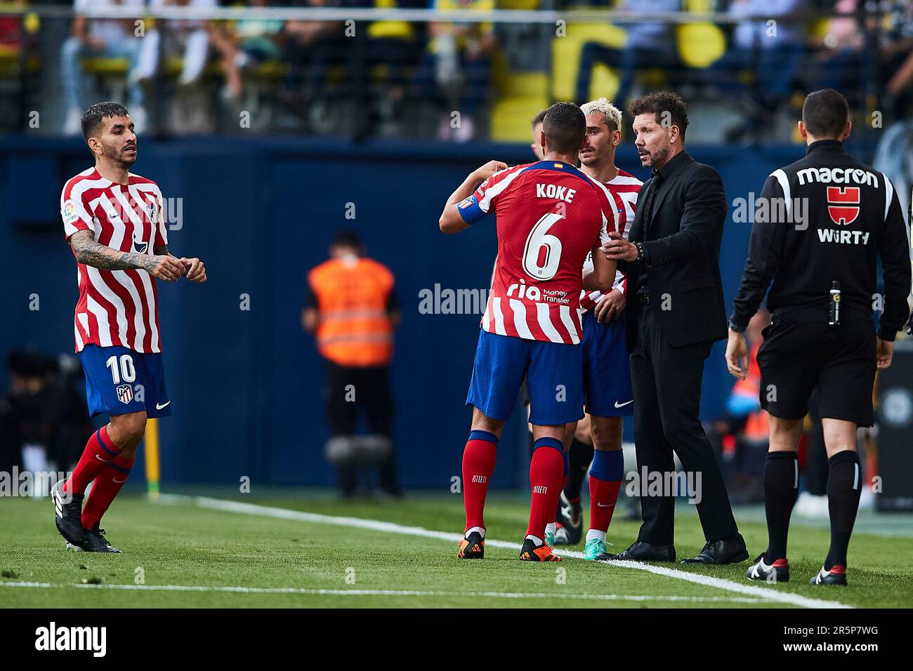 Diego Simeone, entraîneur-chef de l'Atletico de Madrid, Jorge Resureccion Koke (Atletico de Madrid, n° 6), Antoine Griezman (Atletico de Madrid, n° 8) et Angel Corr Banque D'Images